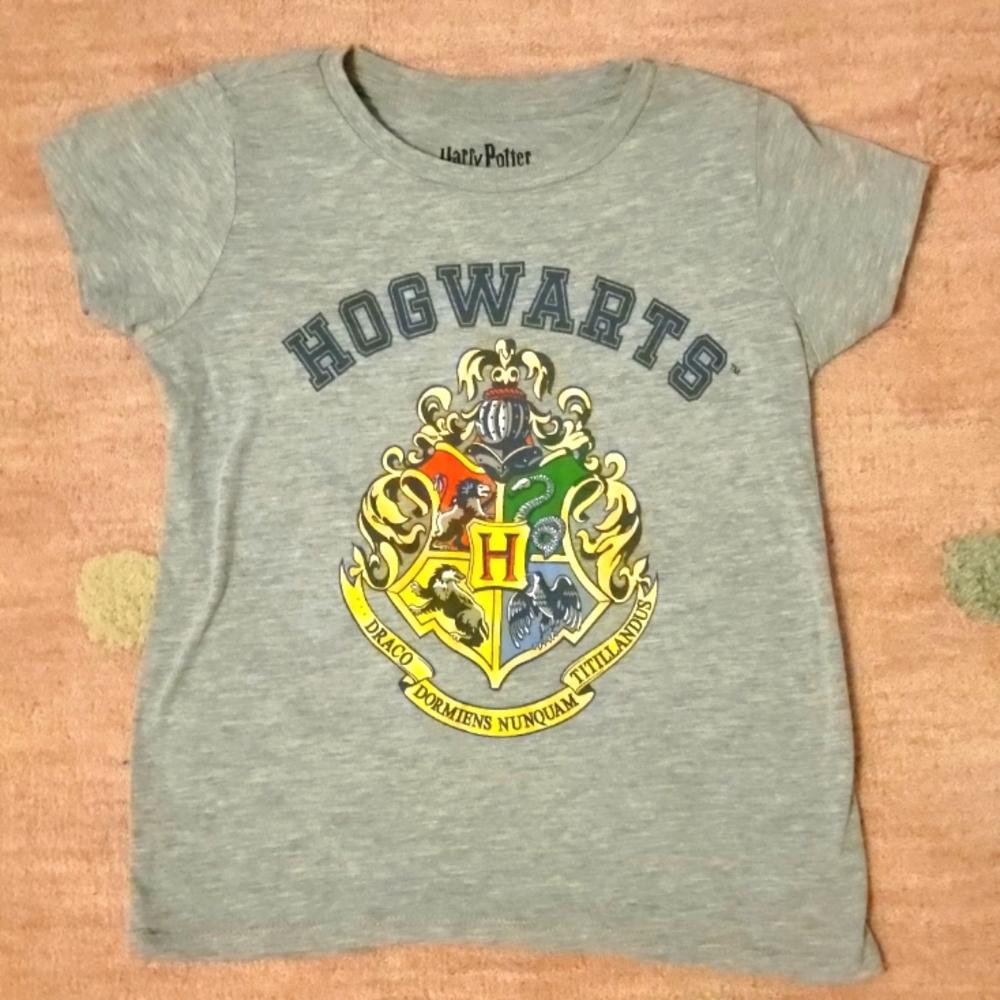 ♥️EUC♥️ Warner Bros Gray Hogwarts Crest Short Sleeve Tee